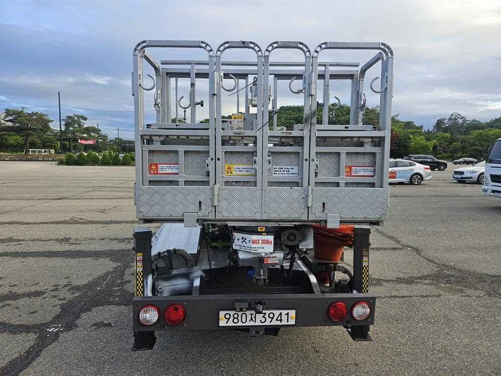 기아 봉고3 1톤 고소작업차 2020년식 버킷과 MAX 300kg 표기