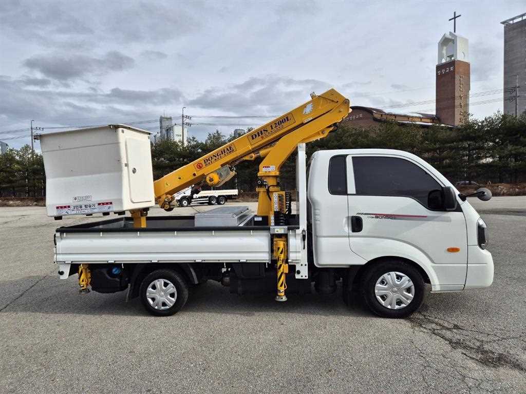 기아 봉고 1톤 바가지차 2020년식 조수석 쪽 측면과 DHS 1200L 붐