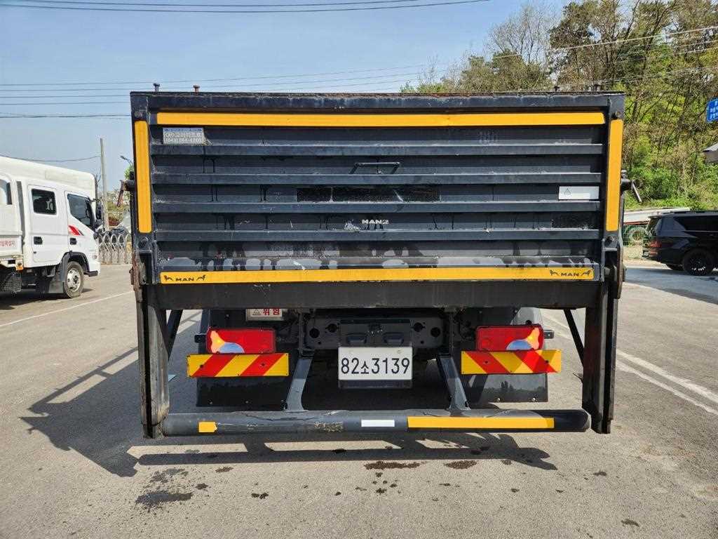 만(MAN) TGM 9.5톤 카고 2022년식 파워게이트 접힘 상태