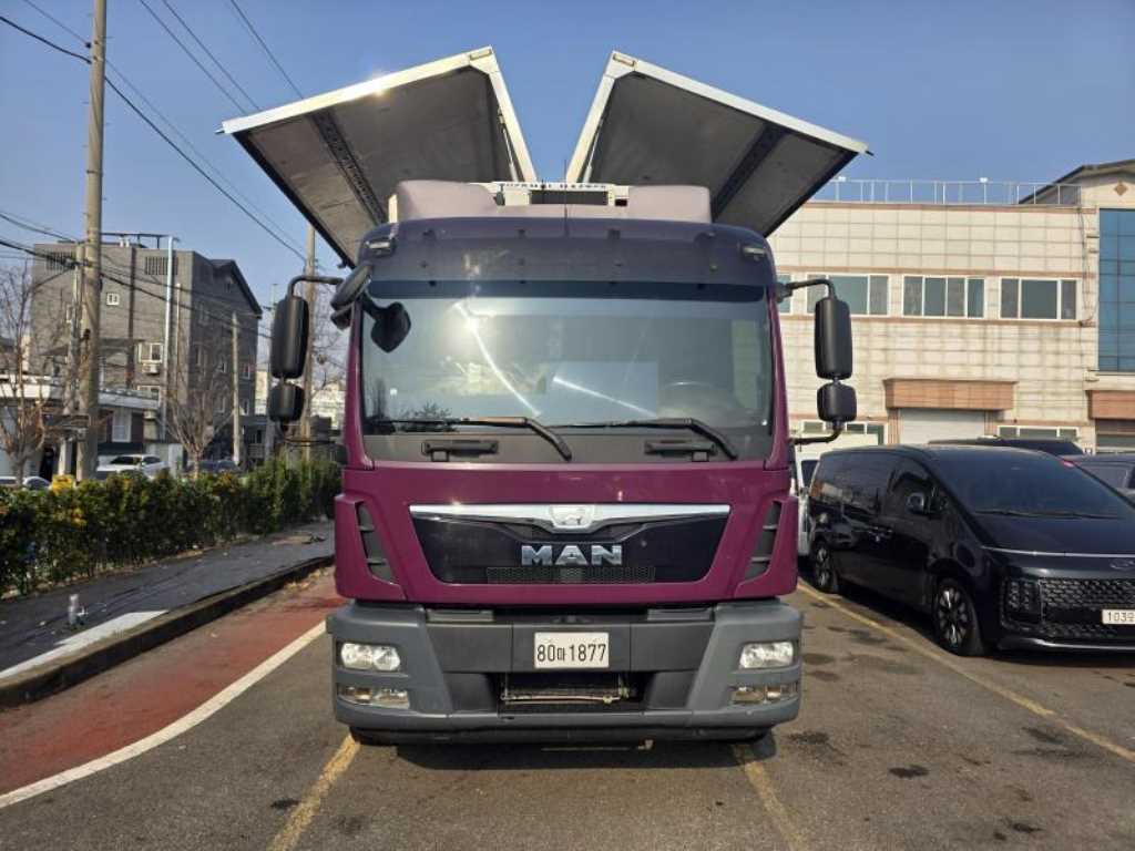 만(MAN) TGM 5톤 윙바디 2017년식 윙 펼친 정면