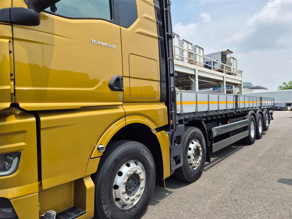 만(MAN) TGX 25톤 카고 2024년식 TGX 44.510 표기와 운전석 쪽 측면
