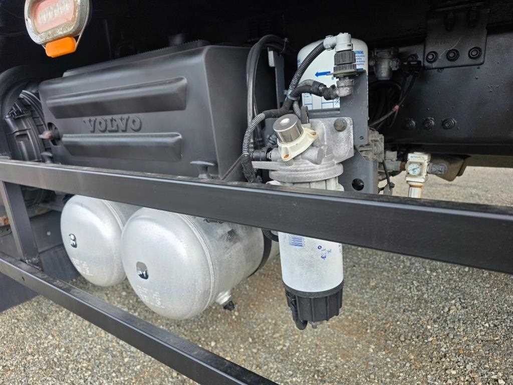 볼보 FE 14톤 윙바디 2020년식 프레임 공기탱크와 연료필터