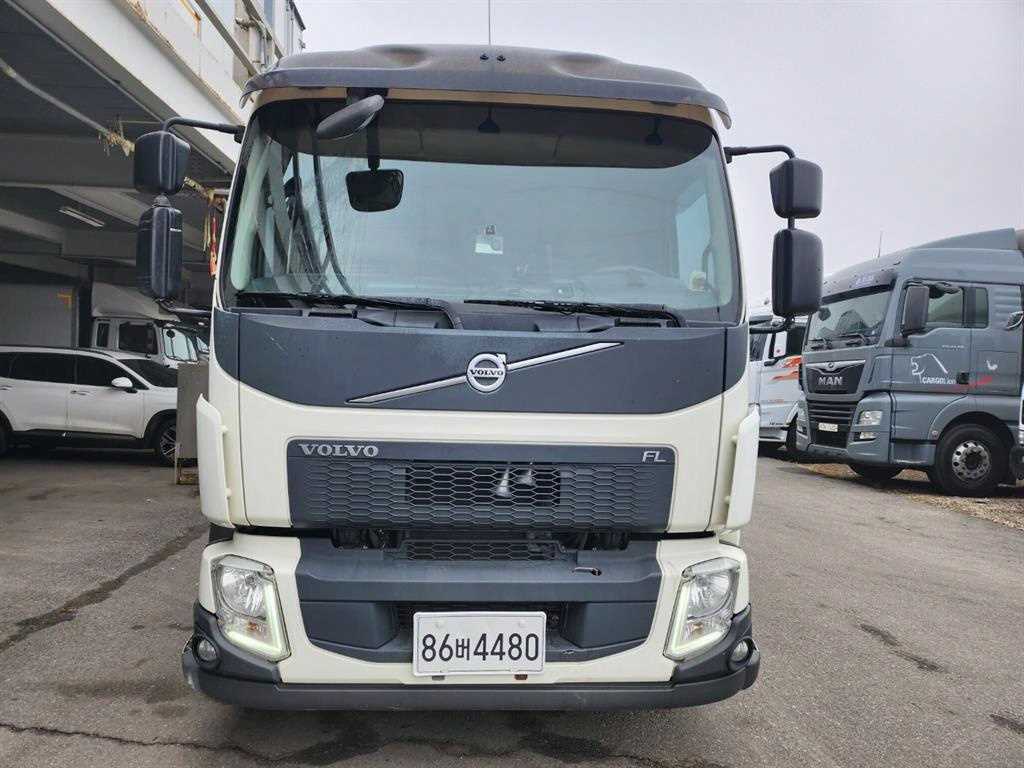 볼보 FL 5톤 암롤 2017년식 정면 VOLVO FL 그릴