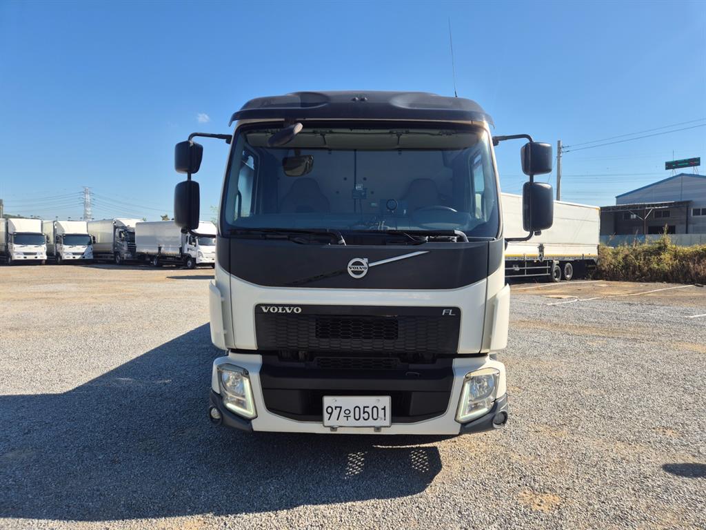 볼보 FL 6.5톤 카고 2018년식 볼보 FL 정면 외관