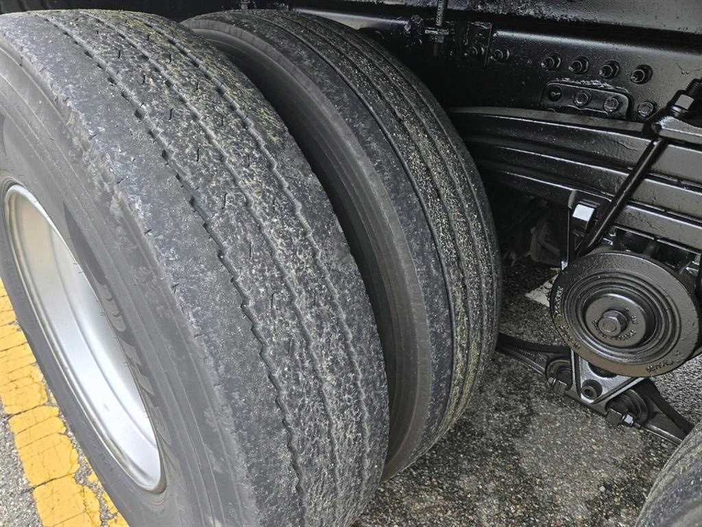 볼보 FM450 21톤 윙바디 2016년식 뒤쪽 복륜 타이어와 현가장치