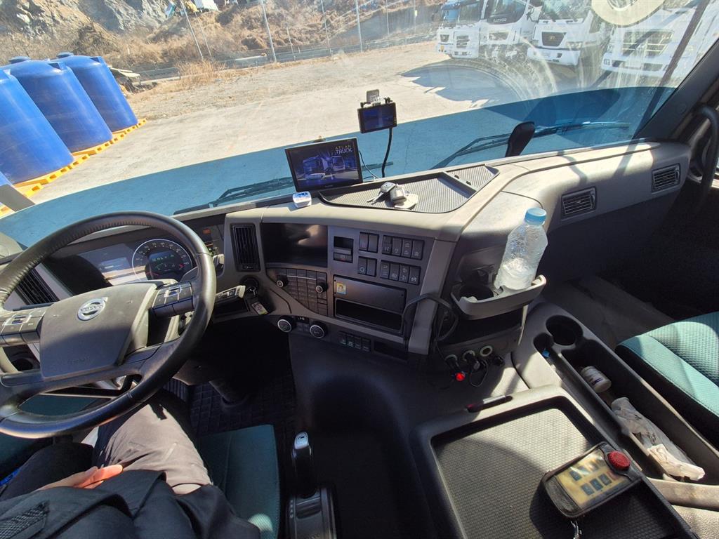 볼보 FM500 25톤 암롤 2020년식 볼보 FM 운전석