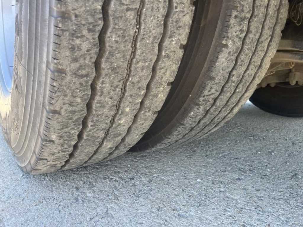 스카니아 R490 25톤 카고 2018년식 뒤 타이어
