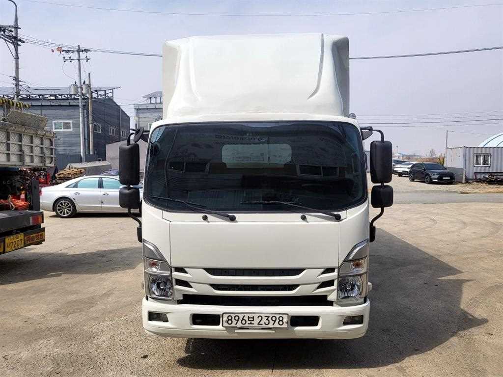 이스즈 엘프 2.5톤 내장탑 2023년식 엘프 정면