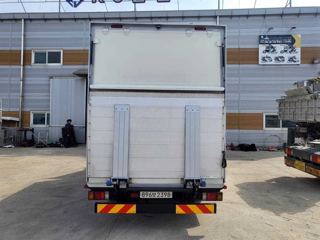 이스즈 엘프 2.5톤 내장탑 2023년식 파워게이트 후면