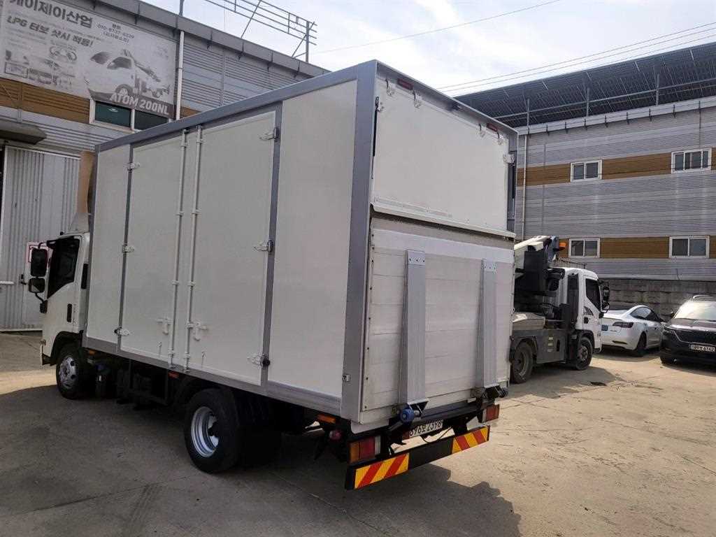 이스즈 엘프 2.5톤 내장탑 2023년식 내장탑 후측면