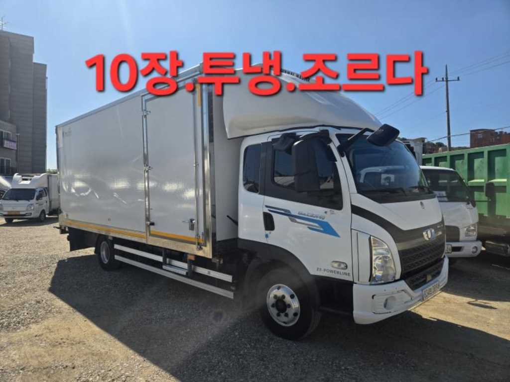타타대우 더쎈 3.5톤 냉동탑 2023년식 더쎈 냉동탑 전측면