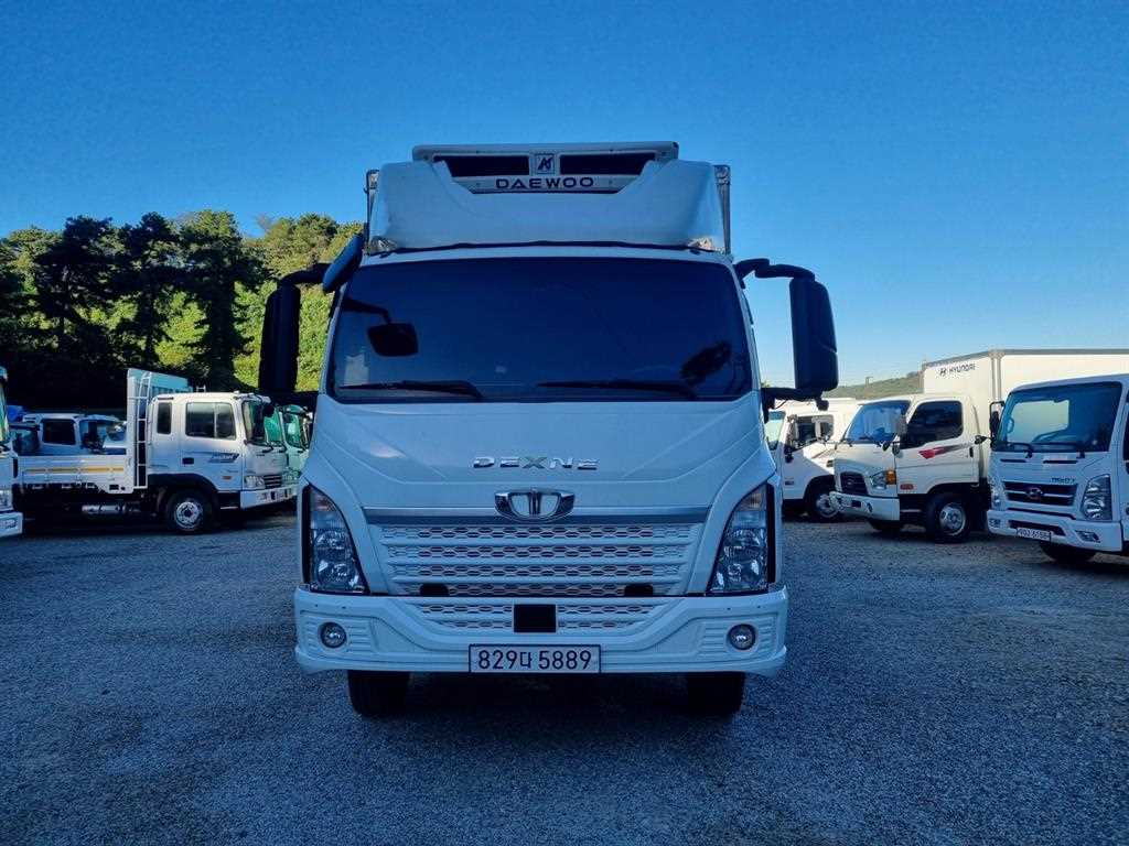 타타대우 더쎈 3.5톤 냉동탑 2025년식 정면과 DAEWOO 냉동기