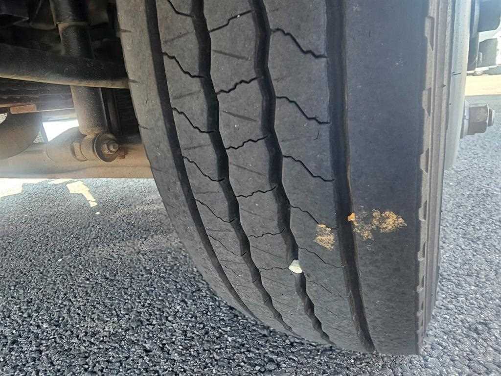 타타대우 더쎈 4톤 카고 2022년식 앞 타이어