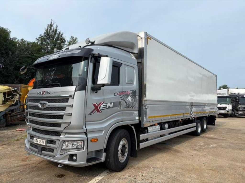 타타대우 맥쎈 8.5톤 윙바디 2025년식 운전석 쪽 전측면과 후축