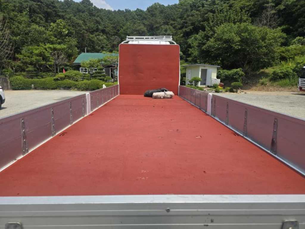 타타대우 프리마 4.5톤 카고 2017년식 적재함 바닥과 앞판