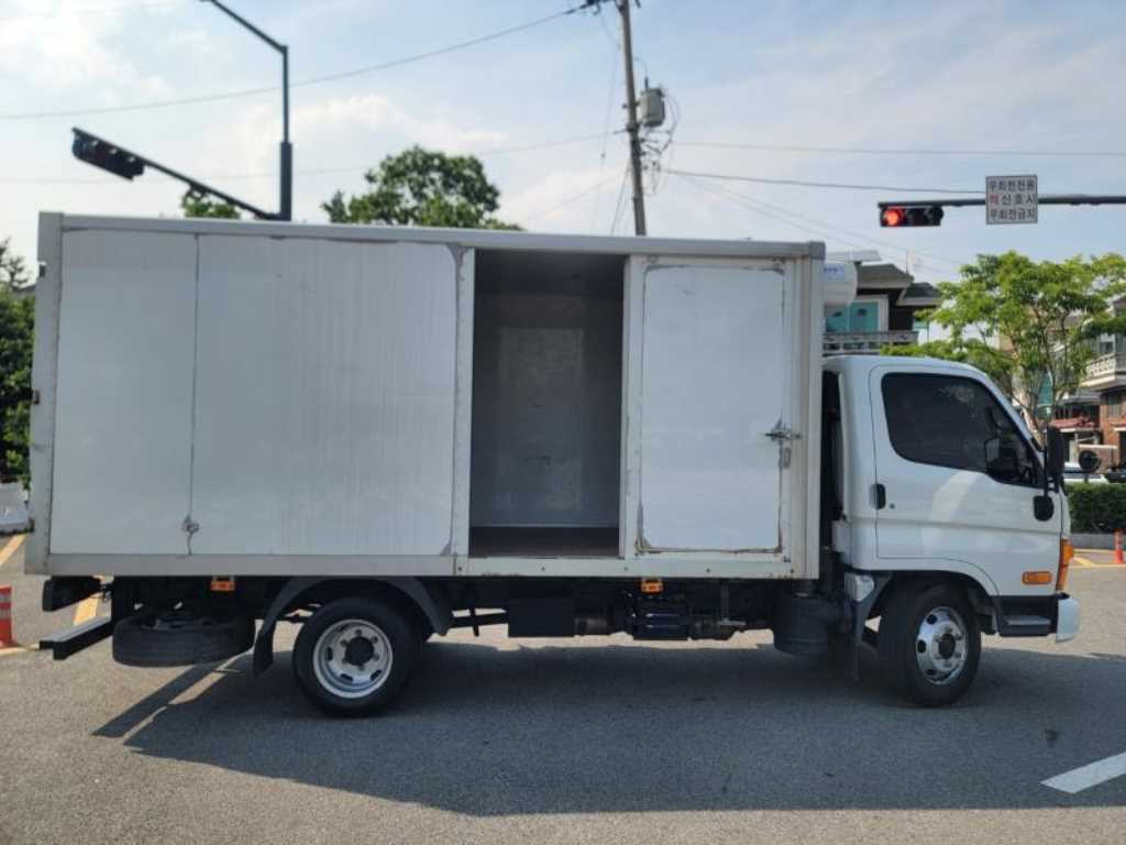 현대 마이티 2톤 냉동탑 2020년식 냉동탑 조수석 쪽 옆문
