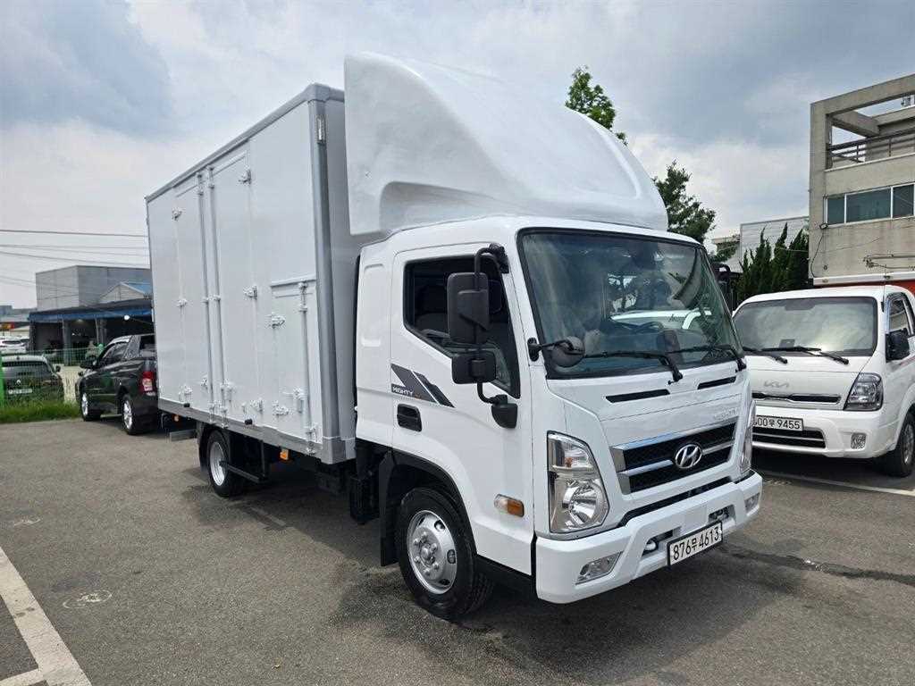 현대 마이티 2.5톤 내장탑 2026년식 조수석 쪽 전측면
