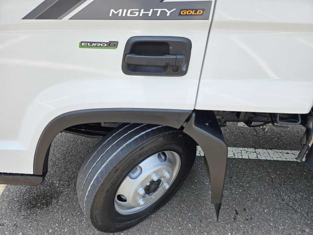 현대 마이티 2.5톤 윙바디 2015년식 MIGHTY GOLD 표기와 앞 타이어