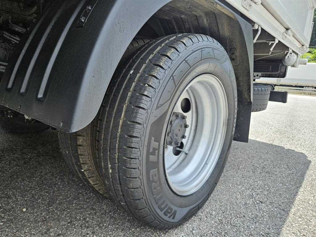 현대 마이티 2.5톤 카고 2014년식 뒷바퀴 타이어