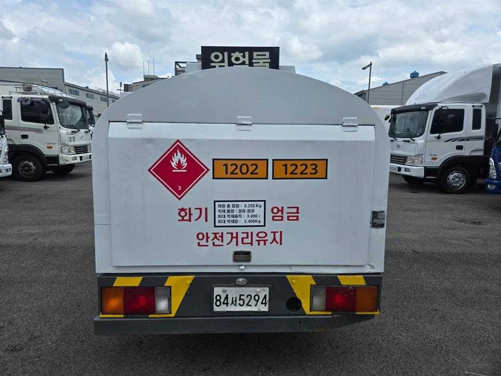 현대 마이티 2.5톤 탱크로리 2009년식 탱크 뒷면 적재 표기