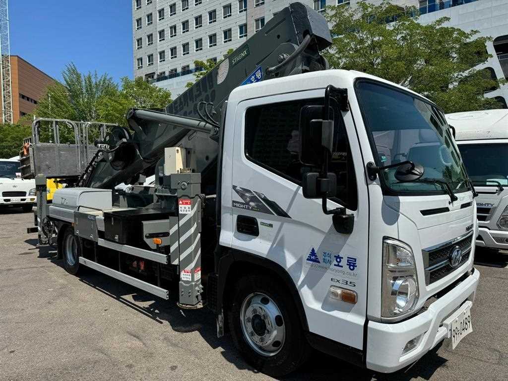 현대 마이티 3.5톤 고소작업차 2017년식 마이티 고소작업차 전측면