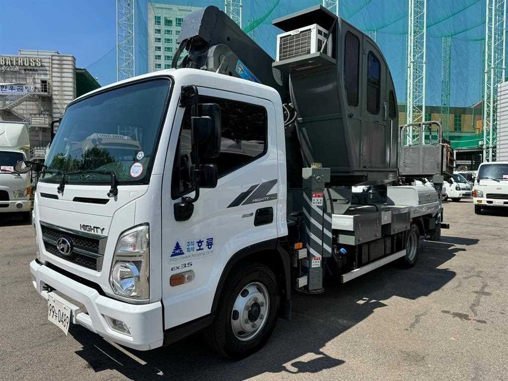 현대 마이티 3.5톤 고소작업차 2017년식 운전석 쪽 측면과 작업대