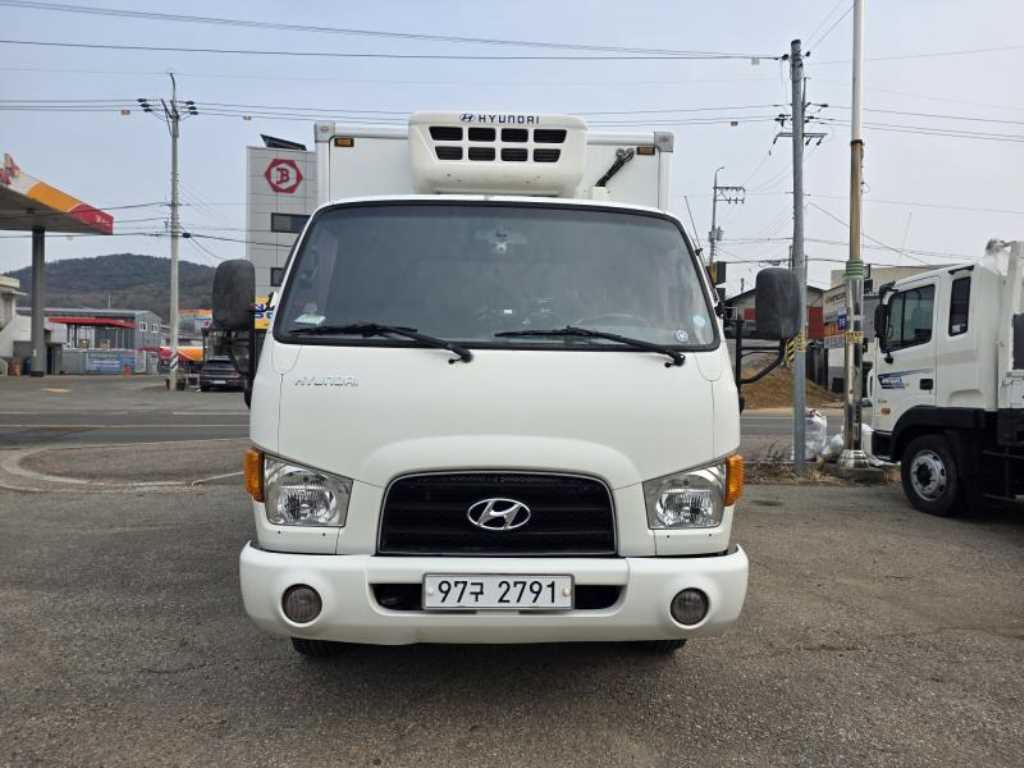 현대 마이티 3.5톤 냉동탑 2014년식 정면과 HYUNDAI 냉동기