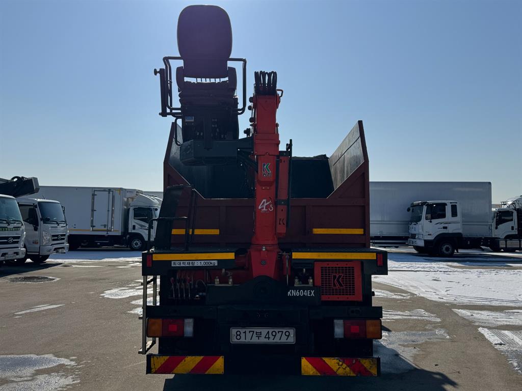 현대 마이티 3.5톤 집게차 2024년식 적재함 후면과 크레인