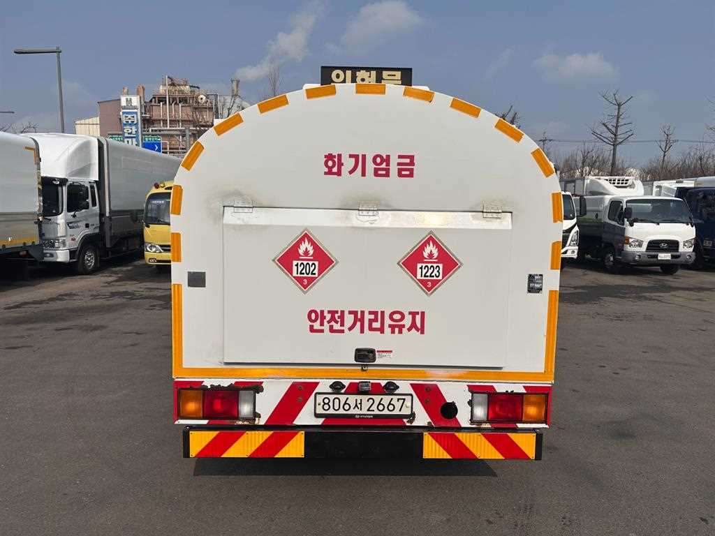 현대 마이티 3.5톤 탱크로리 2023년식 탱크로리 후면 위험물 표지