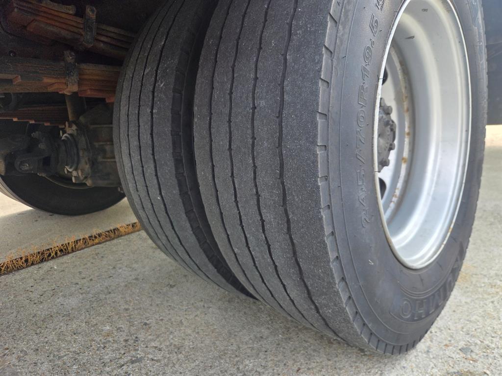 현대 메가트럭 4.5톤 윙바디 2017년식 뒤 타이어