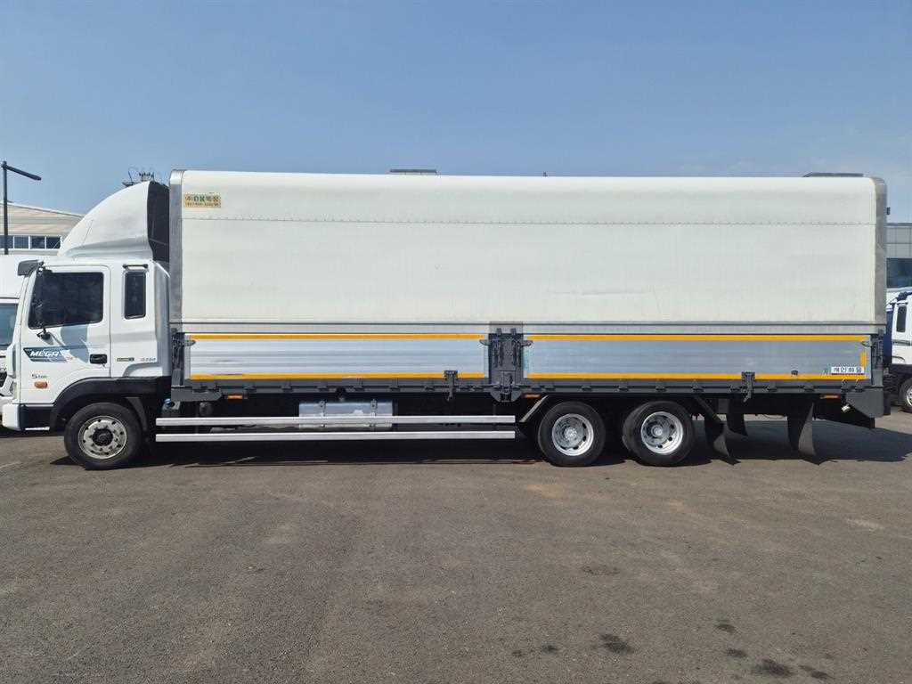 현대 메가트럭 4.5톤 윙바디 2015년식 운전석 쪽 측면