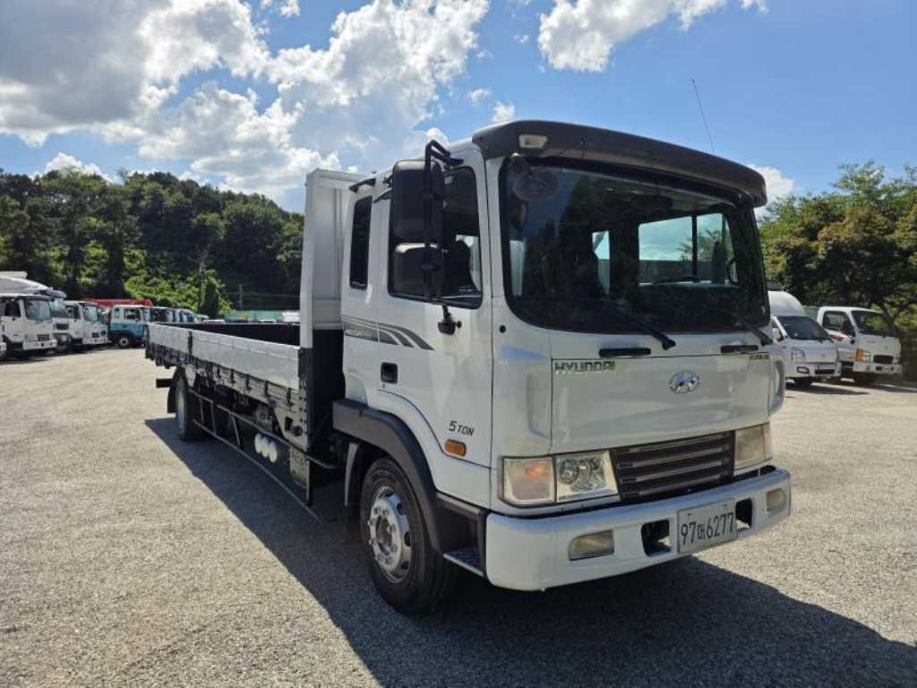 현대 메가트럭 4.5톤 카고 2011년식 조수석 전측면 · 5 TON 배지