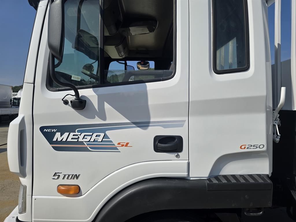 현대 메가트럭 4.5톤 카고 2011년식 도어 NEW MEGA SL 표기