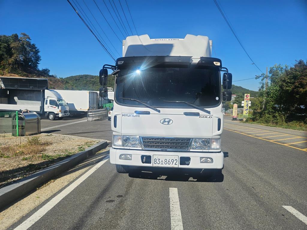 현대 메가트럭 5톤 냉동탑 2019년식 메가트럭 정면
