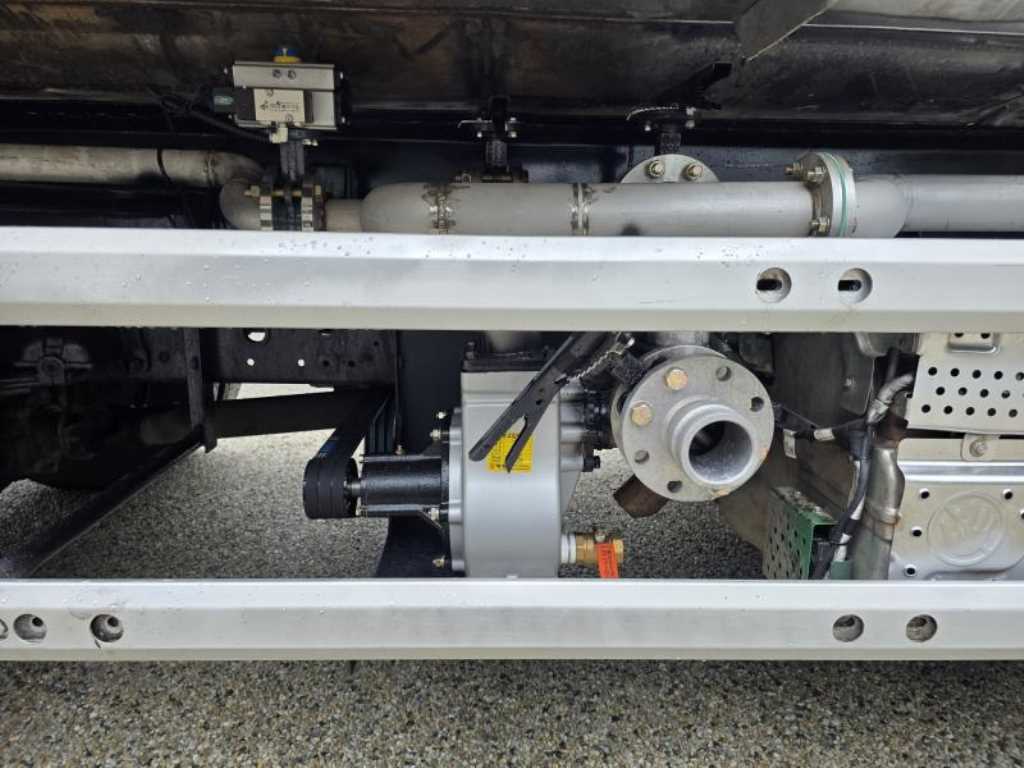 현대 메가트럭 5톤 살수차 2015년식 프레임 아래 펌프