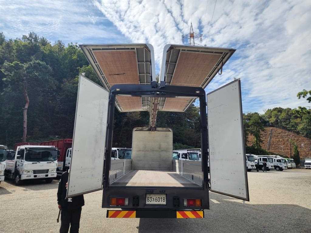 현대 메가트럭 5톤 윙바디 2012년식 윙·후문 전체 개방
