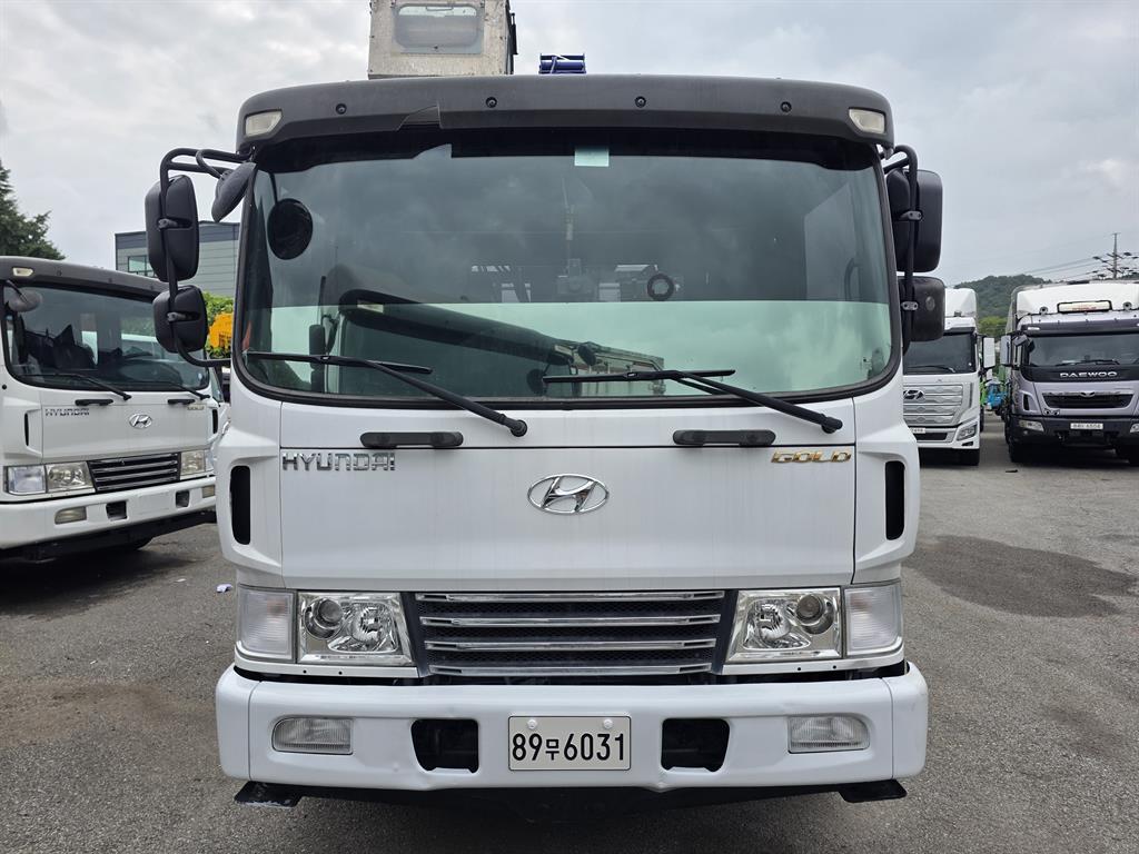 현대 메가트럭 5톤 카고크레인 2017년식 메가트럭 정면