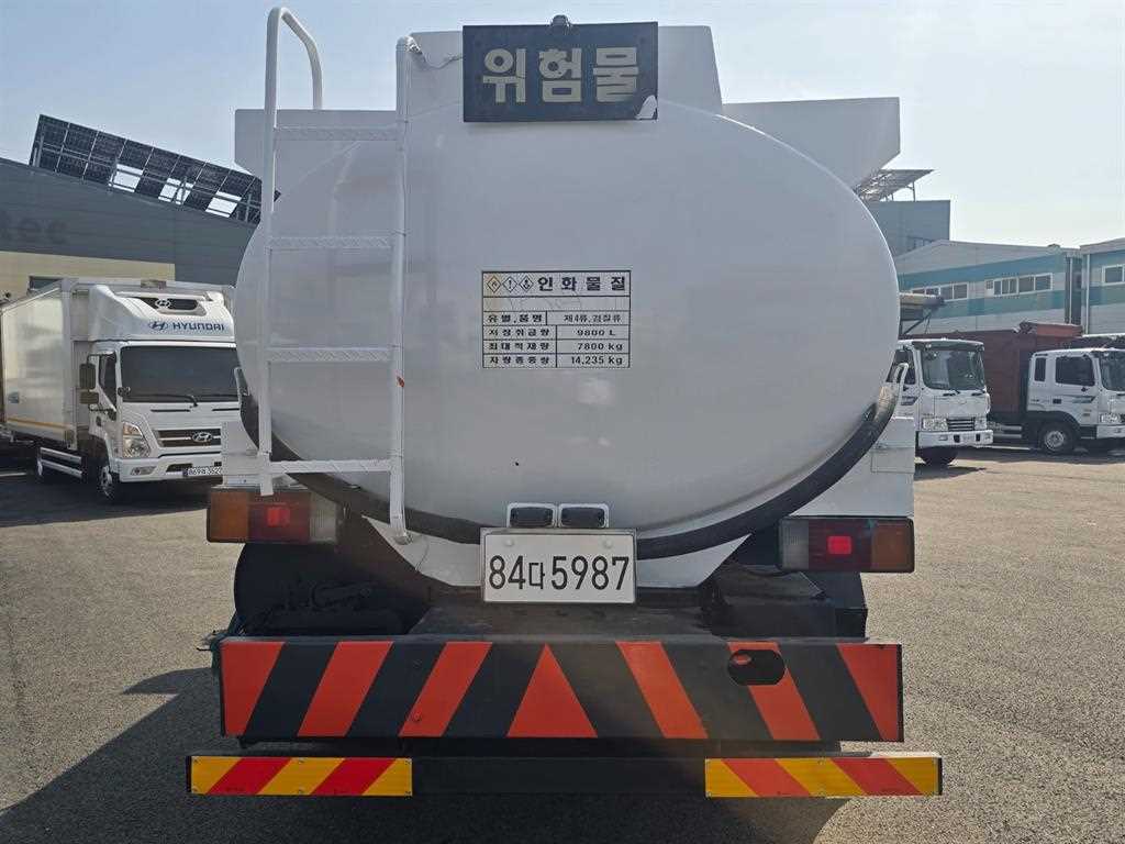 현대 메가트럭 5톤 탱크로리 2009년식 탱크 후면 위험물 표지