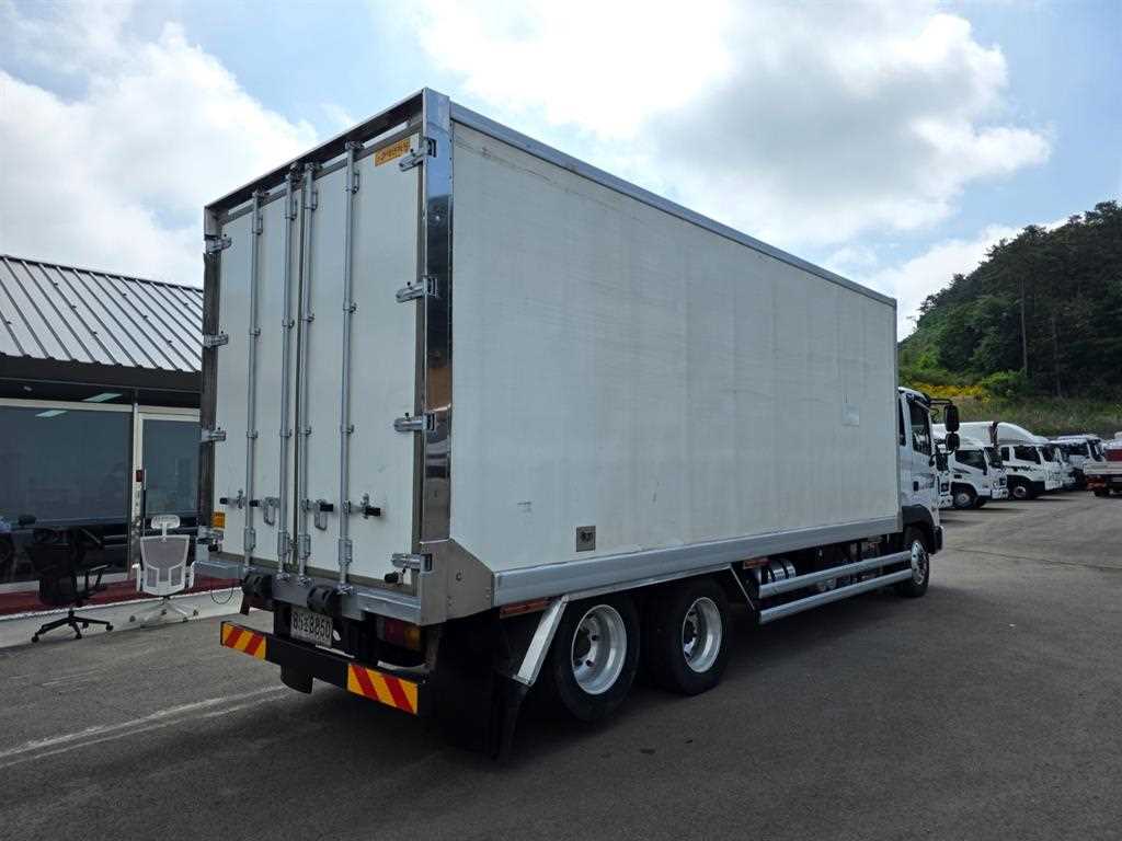 현대 메가트럭 7.5톤 냉동탑 2017년식 후측면
