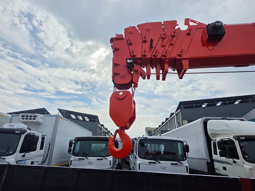 현대 메가트럭 7.5톤 카고크레인 2020년식 크레인 붐 끝과 훅