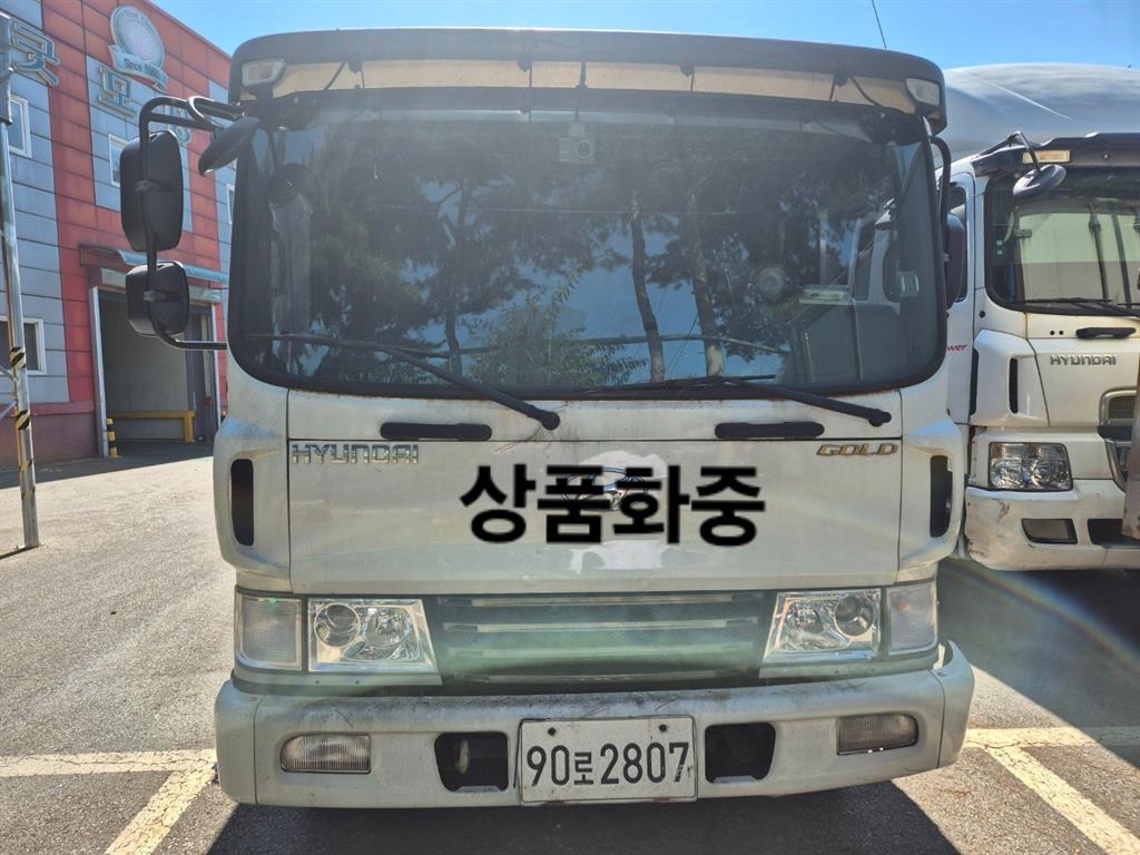 현대 메가트럭 7.5톤 카고 2013년식 메가트럭 카고 정면