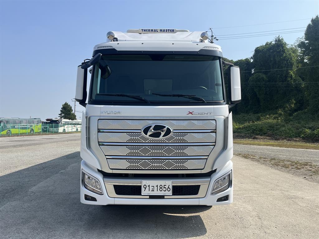 현대 엑시언트 14톤 윙바디 2022년식 엑시언트 정면과 냉장기 커버