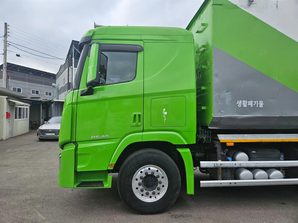 현대 엑시언트 24톤 암롤 2018년식 운전석 쪽 캡과 P540 표기