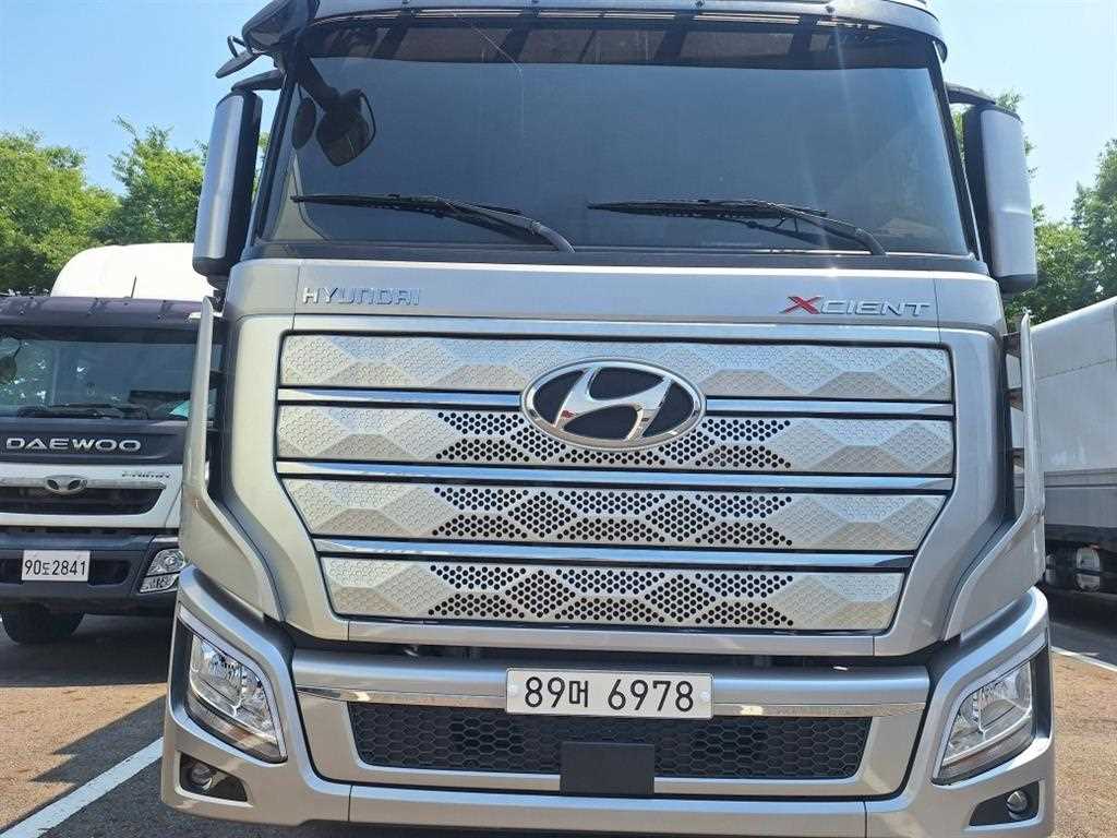 현대 엑시언트 25톤 왕겨및톱밥운송 2022년식 엑시언트 정면 그릴