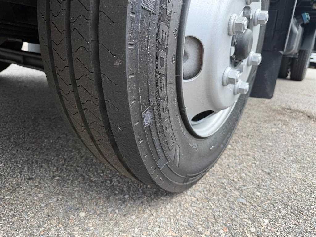 현대 올뉴마이티 2.5톤 윙바디 2017년식 앞 타이어