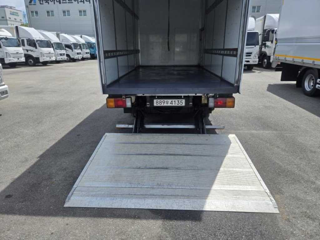 현대 올뉴마이티 2.5톤 내장탑 2023년식 리프트 하강 상태