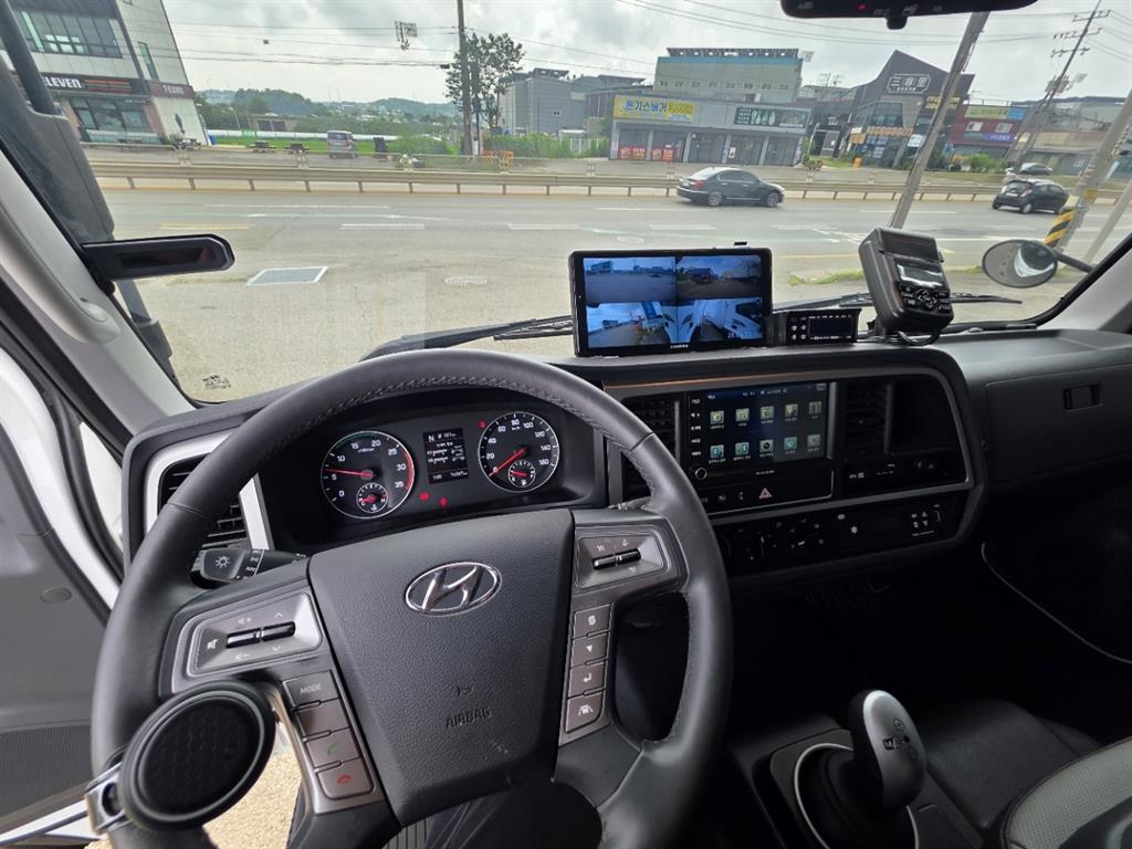 현대 올뉴마이티 3.5톤 냉동탑 2026년식 대시보드와 카메라 모니터