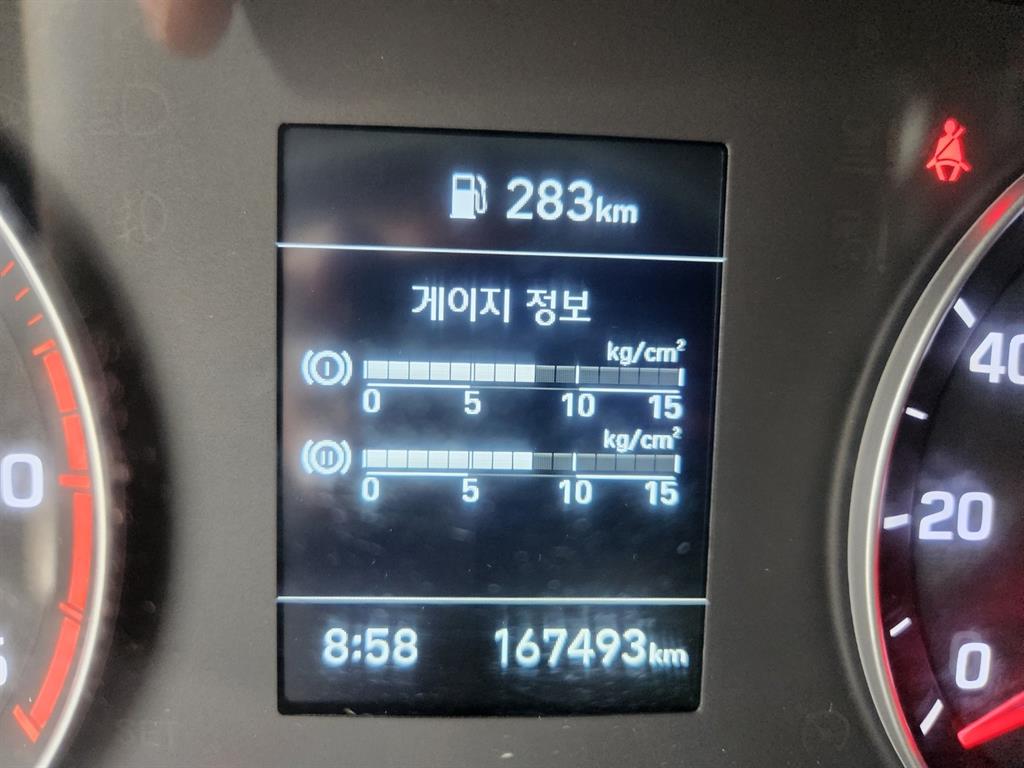 현대 올뉴마이티 3.5톤 윙바디 2023년식 계기판과 에어 압력 표시