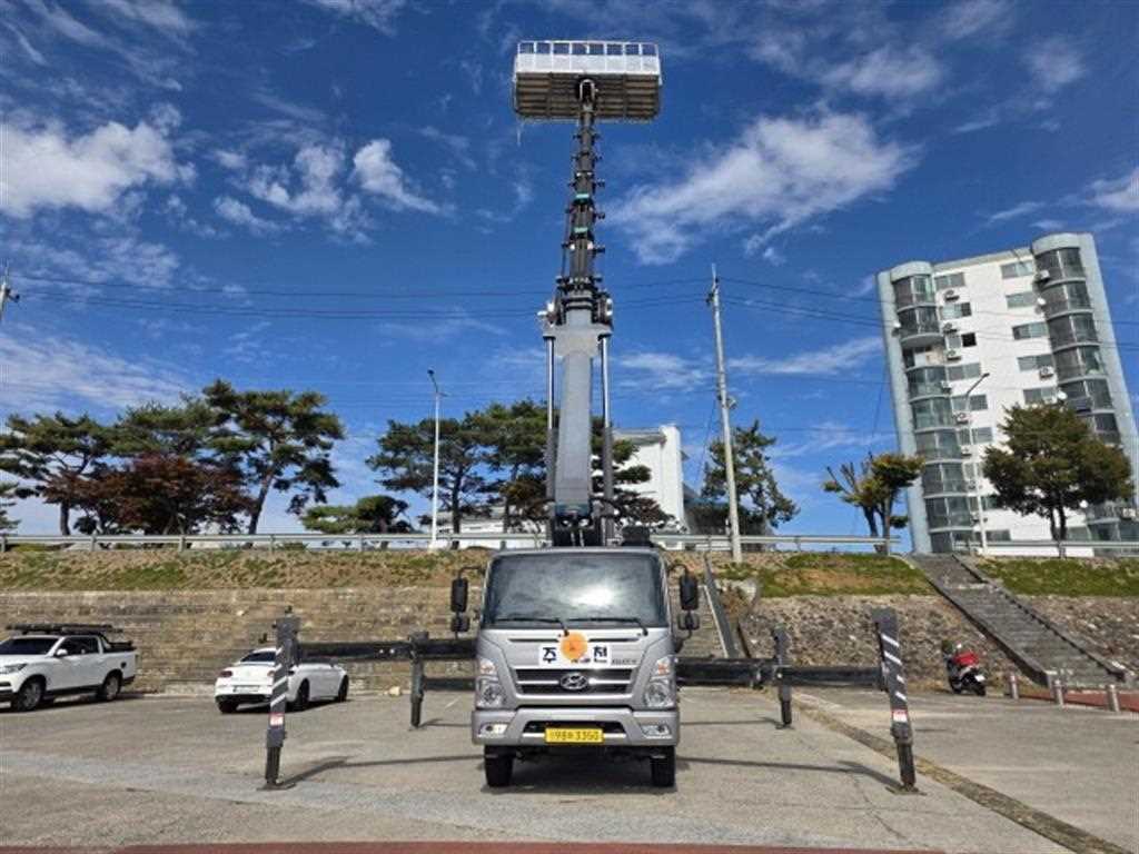 현대 올뉴마이티 3.5톤 고소작업차 2021년식 정면에서 본 붐