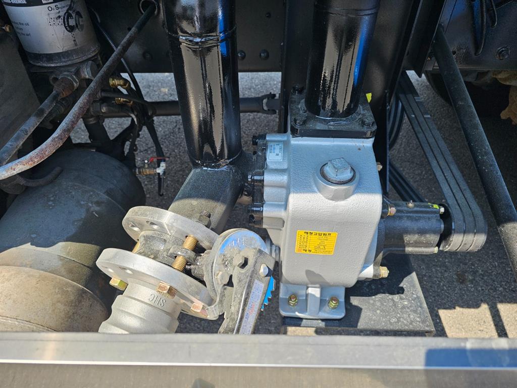 현대 트라고 16톤 살수차 2011년식 하부 펌프와 배관